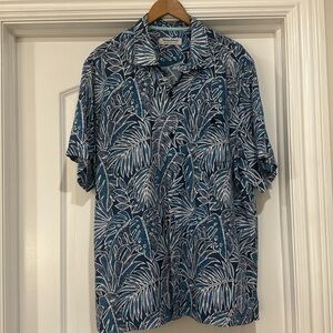 Tommy Bahama Blue and White Hawaiian Short Sleeve Men's Shirt
